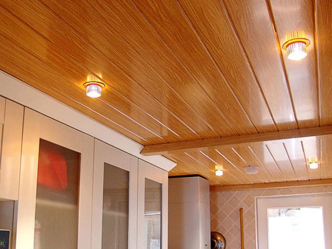 pannelli del PVC del soffitto di spessore di 5mm per la linea dorata colore di legno della cucina due