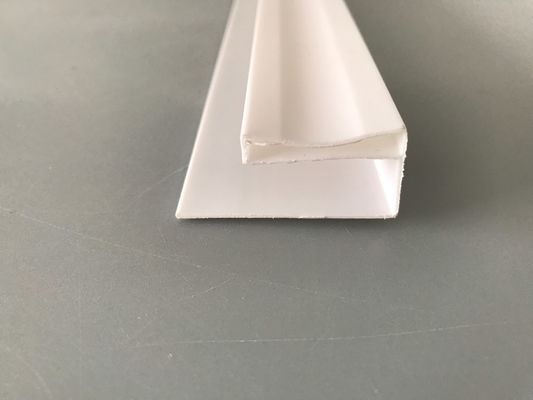Accessori in PVC per l'installazione di pannelli in PVC Profilo a U in PVC bianco Lucido Stampa Estrusa Canale a U in plastica Protezione UV impermeabile