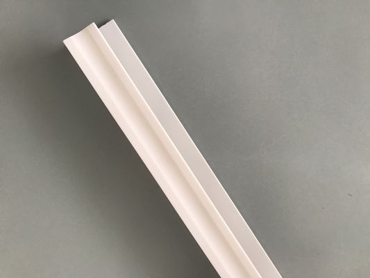Accessori in PVC per l'installazione di pannelli in PVC Profilo a U in PVC bianco Lucido Stampa Estrusa Canale a U in plastica Protezione UV impermeabile