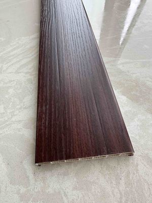 Zoccolo in plastica bianca resistente all'acqua e durevole, protezione ignifuga