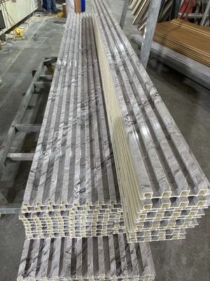 Pannelli murali 3D in PVC contemporanei WPC che rivestono pannelli a doghe effetto legno