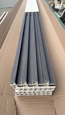 Pannelli murali 3D in PVC contemporanei WPC che rivestono pannelli a doghe effetto legno