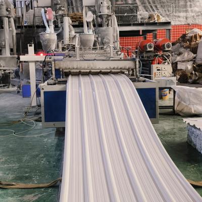 Lastre per tetti in UPVC bianche da 1130 mm, lastre per tetti in plastica, soluzione di isolamento termico su misura per le esigenze di copertura dei centri commerciali