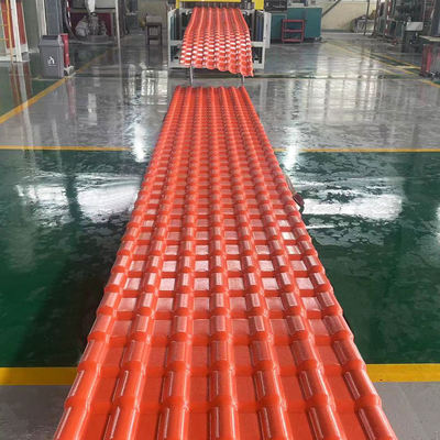 Popolari lastre per tetti in PVC spagnole color mattone R1050, lastre per tetti in PVC isolanti termiche, tegole per tetti in PVC con rivestimento in film ASA durevole