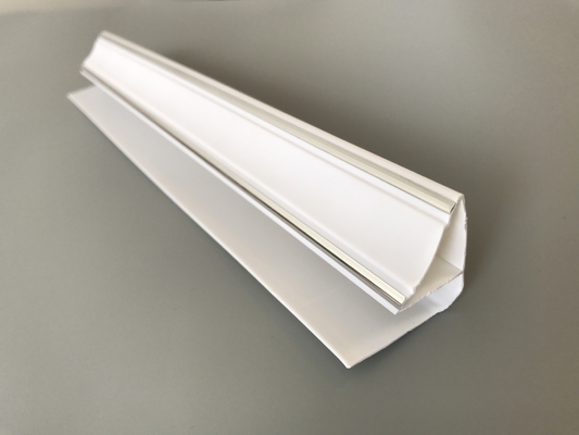 Profilo su misura di angolo del PVC di lunghezza, disposizione di plastica bianca di angolo con due linee d'argento