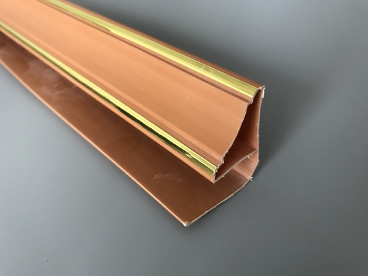 profili dell'estrusione del PVC di Brown di lunghezza di 5.95m con le linee dorate tipo d'angolo superiore