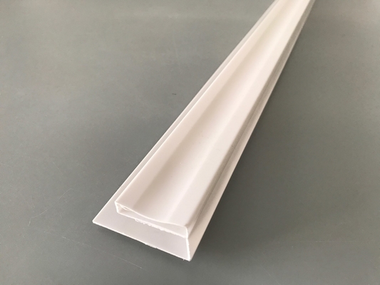 Accessori in PVC per l'installazione di pannelli in PVC Profilo a U in PVC bianco Lucido Stampa Estrusa Canale a U in plastica Protezione UV impermeabile