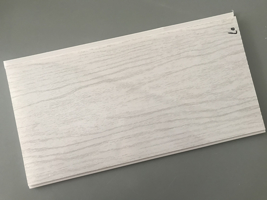 il legno piano del PVC del peso 2.5kg riveste l'alta lucentezza di pannelli per il soffitto dell'appartamento